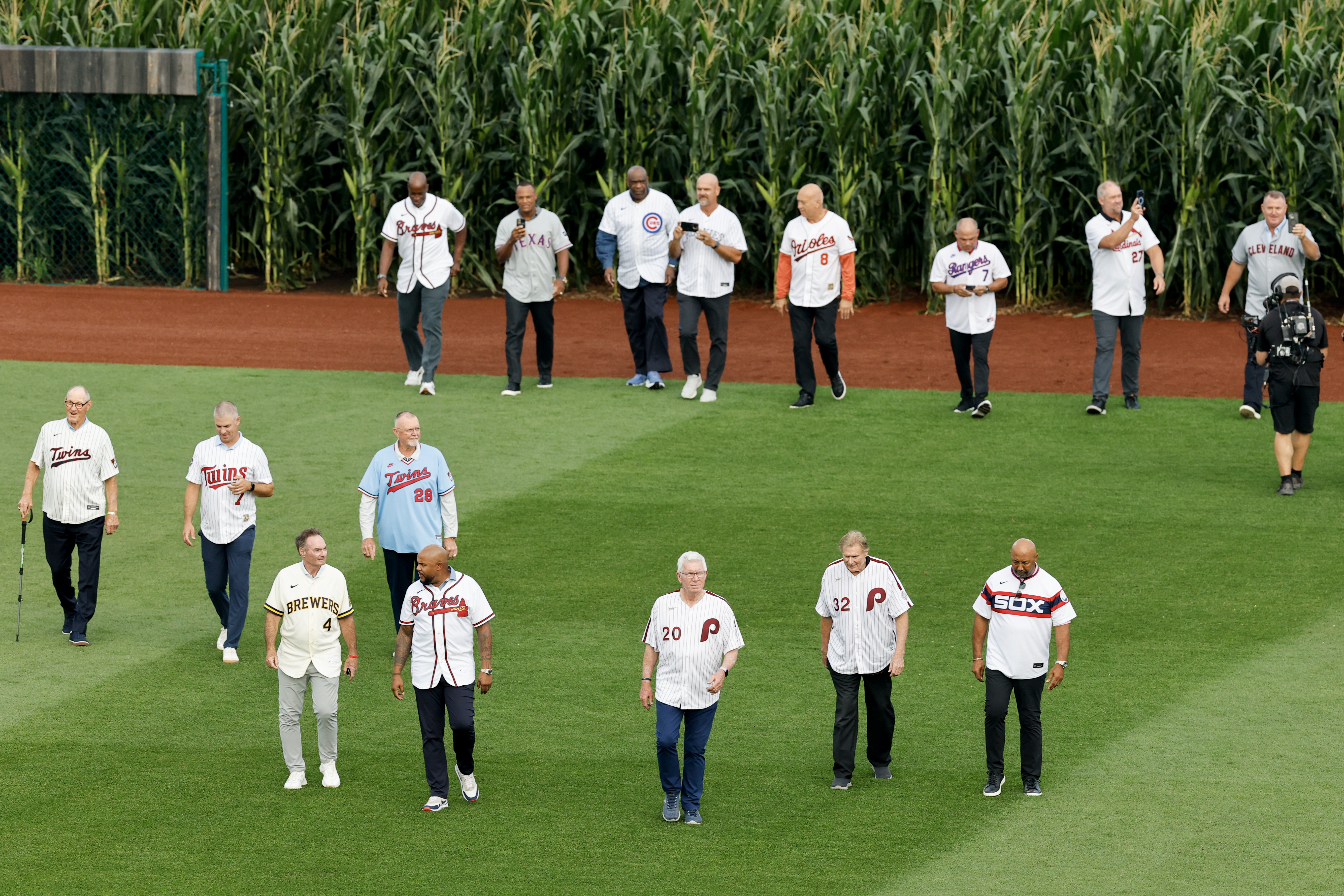 Mike Schmidt among 26 Hall of Famers to emerge from Field of Dreams cornfield: ‘Felt like I was in a movie’