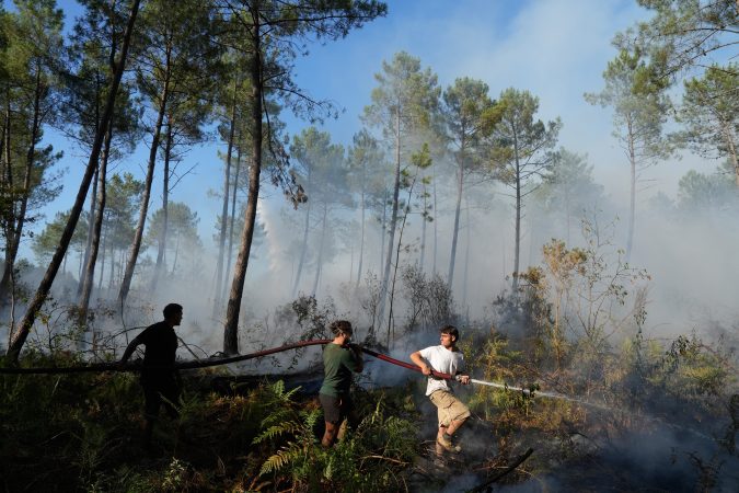 France evacuates 4,000 people as heat threatens wildfire fight