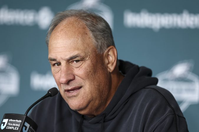 Eagles’ Vic Fangio talks Jonathan Greenard absence, safety battle, and Zack Baun’s green dot