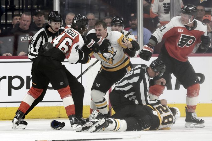 Flyers sign agitator Noel Acciari to bolster the team’s bottom six