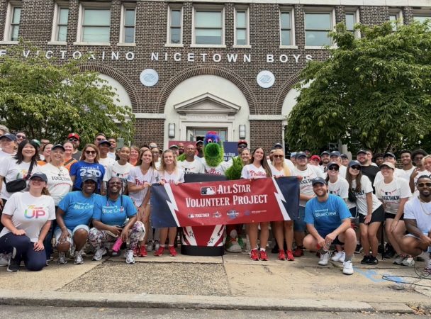 Former major leaguers join nearly 100 volunteers to revamp Shane Victorino Boys & Girls Club