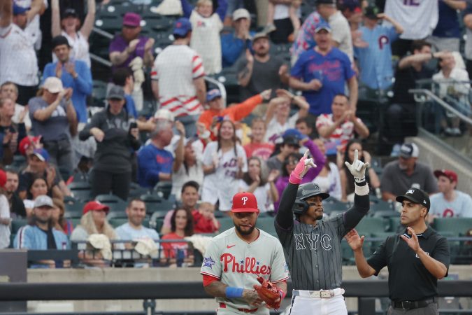 Francisco Lindor (right) hit a two-run triple that began a four-run Mets rally in the sixth inning.