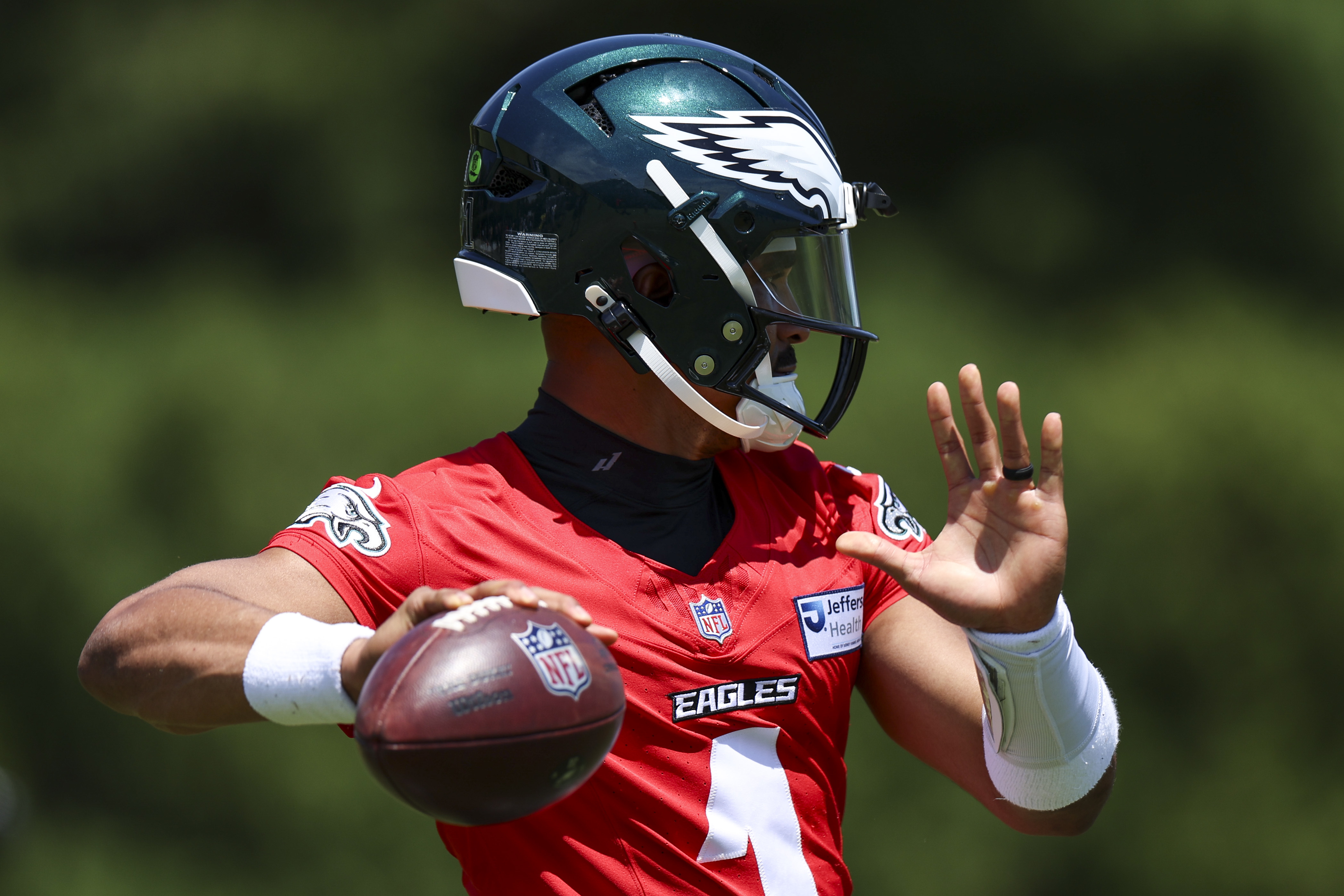 Eagles practice observations: Offense has growing pains; Jalyx Hunt shines; Lane Johnson and Jalen Carter return