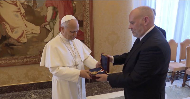 A Wawa bag of Tastykakes, Villanova swag, and a historical artifact: National Constitution Center team meets with Pope Leo at the Vatican