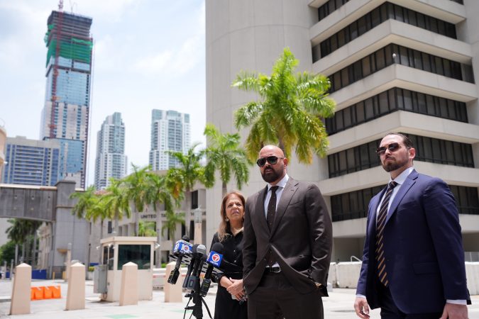 Tate brothers will remain in jail at least 2 more weeks as they fight extradition to the U.K.