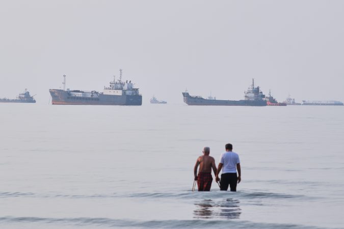 Mideast oil producers step up plans to bypass the Strait of Hormuz