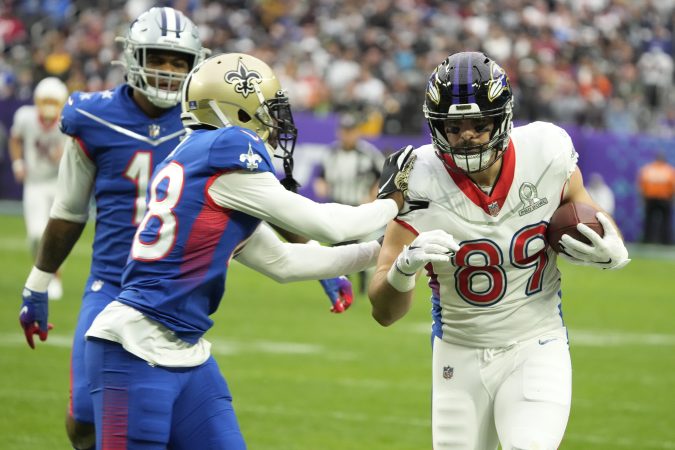 J.T. Gray (48, defending Mark Andrews of the Ravens in the 2022 Pro Bowl) has a chance to bring a veteran dimension to the Eagles special teams.