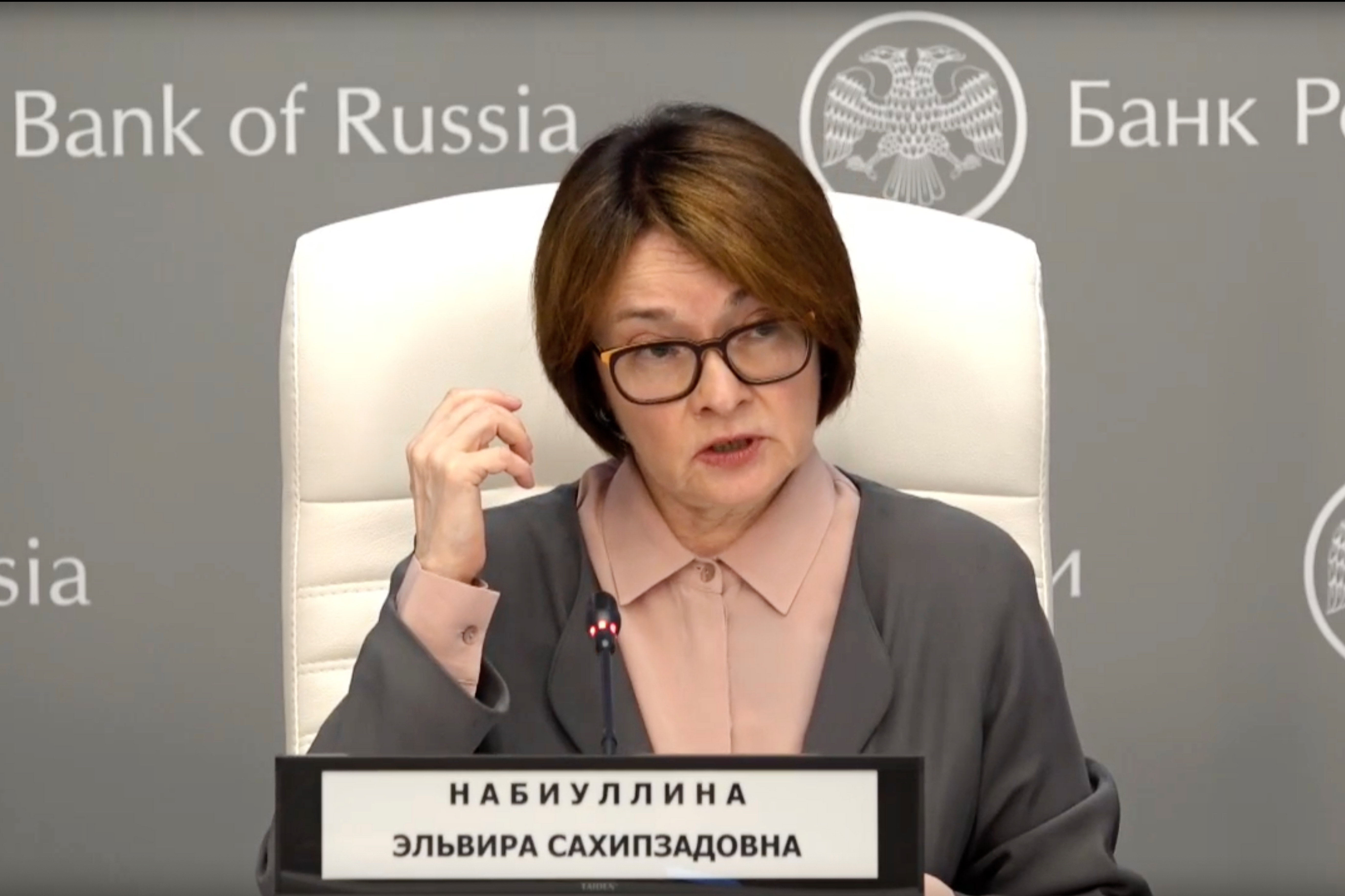 Russians pull billions from banks, fearing Kremlin will seize deposits for war