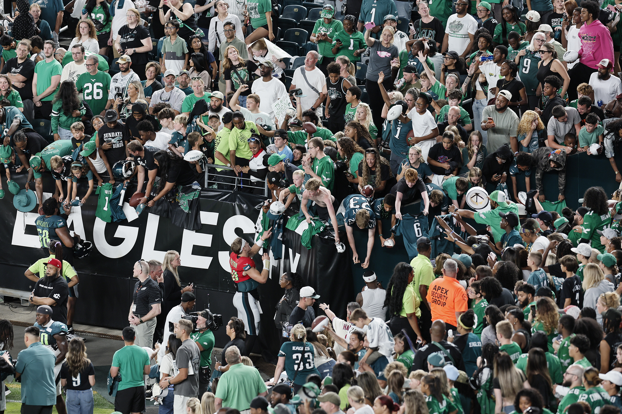 The Big Picture: The Eagles hit the Linc, women’s tennis comes to Philly, and the best sports photos of the week