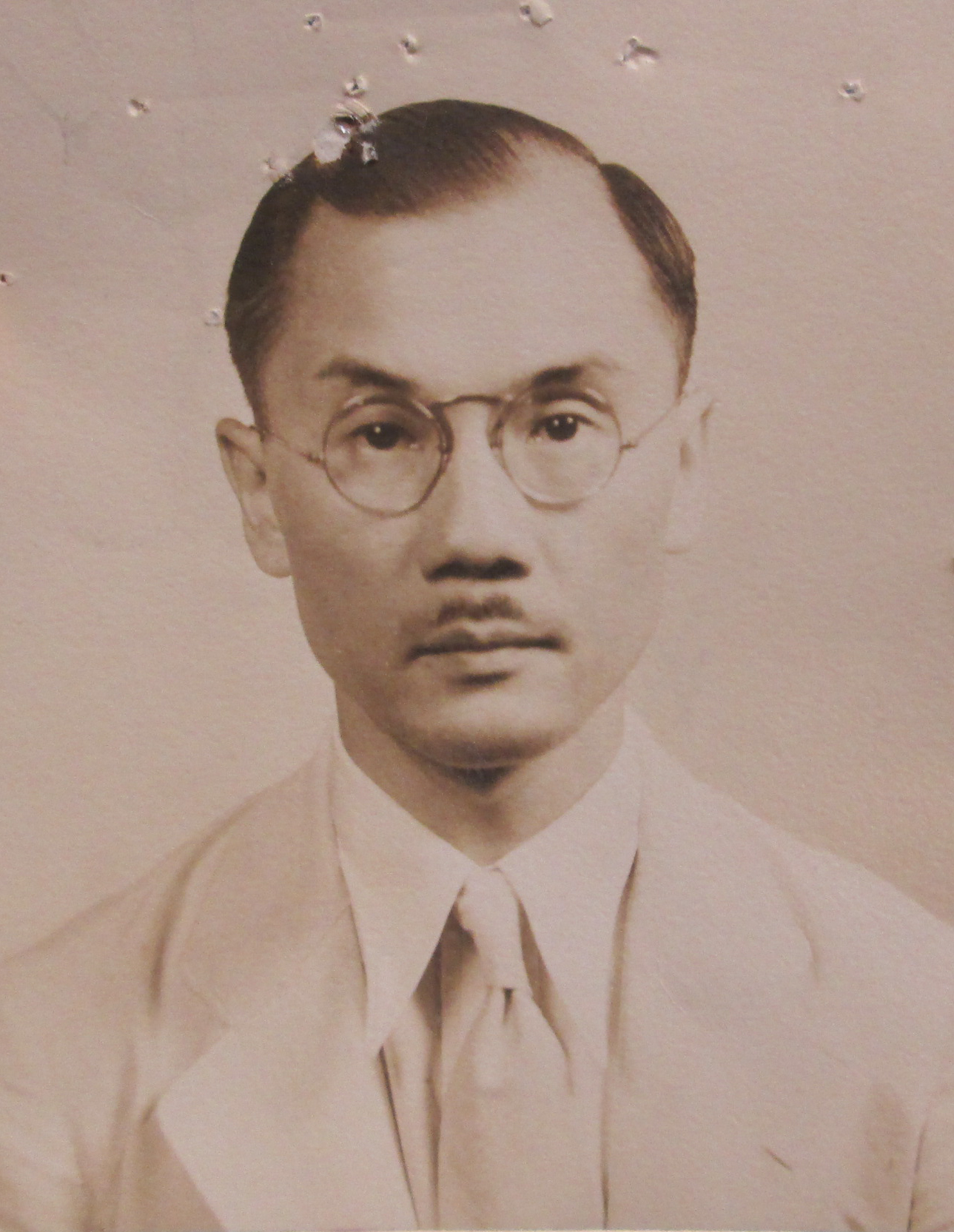 Ernest Moy's headshot, which he included with other documentation while undergoing pre-investigation in 1934.