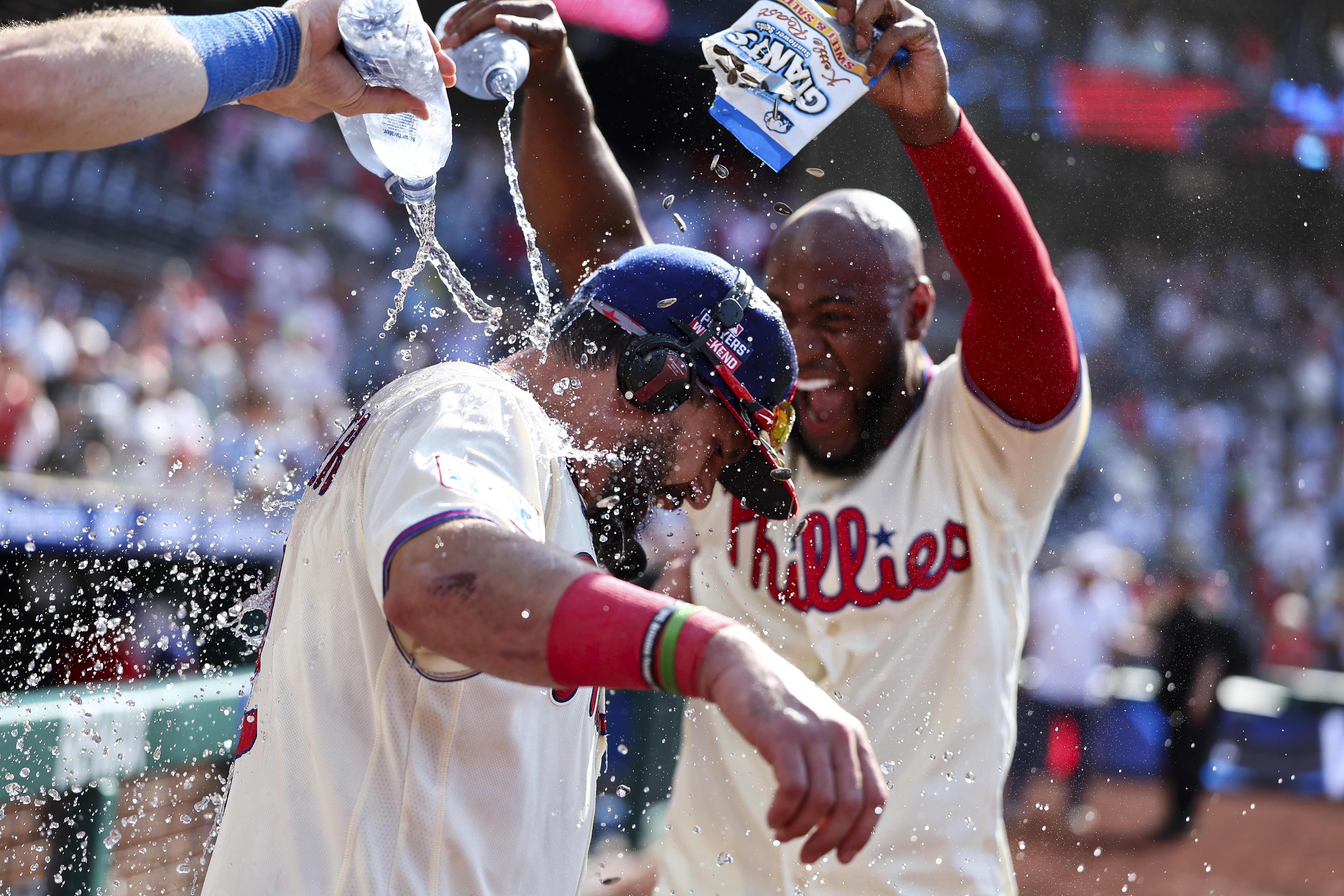 Kyle Schwarber caps dramatic comeback with walk-off home run as Phillies sweep Cardinals