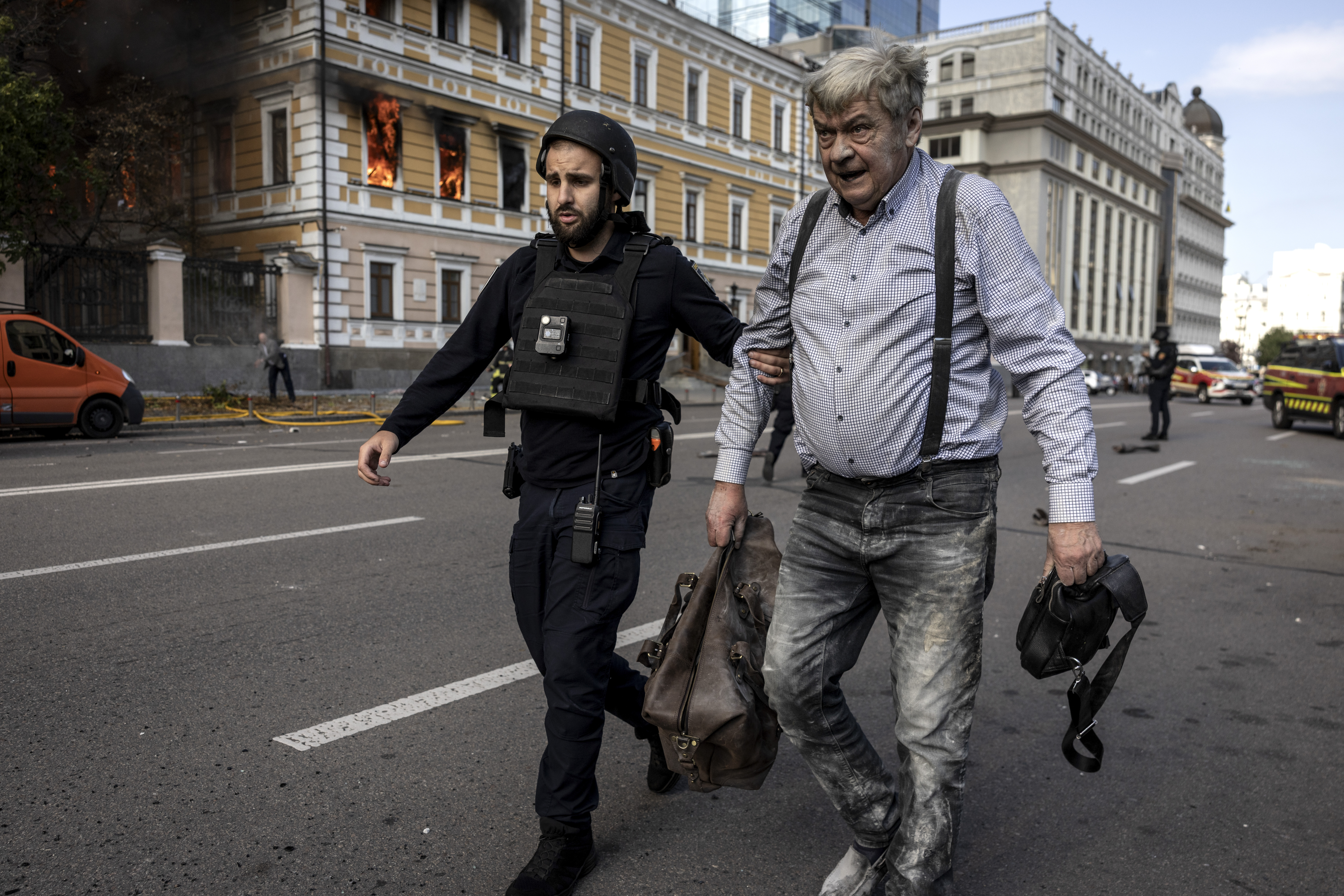 Fire, smoke and desperation after a strike in the heart of Kyiv
