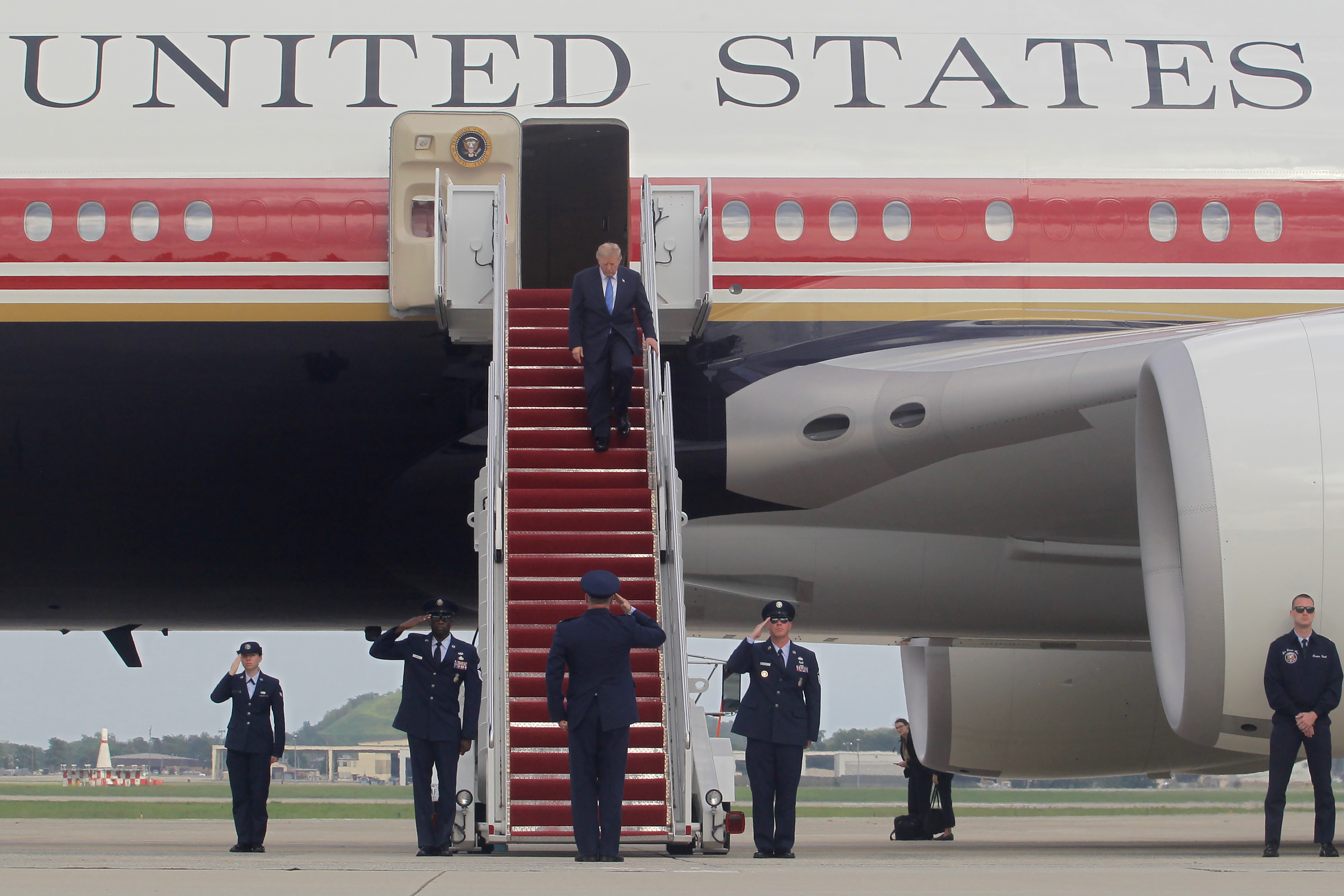 Trump to use Qatari plane for international trip despite security worries