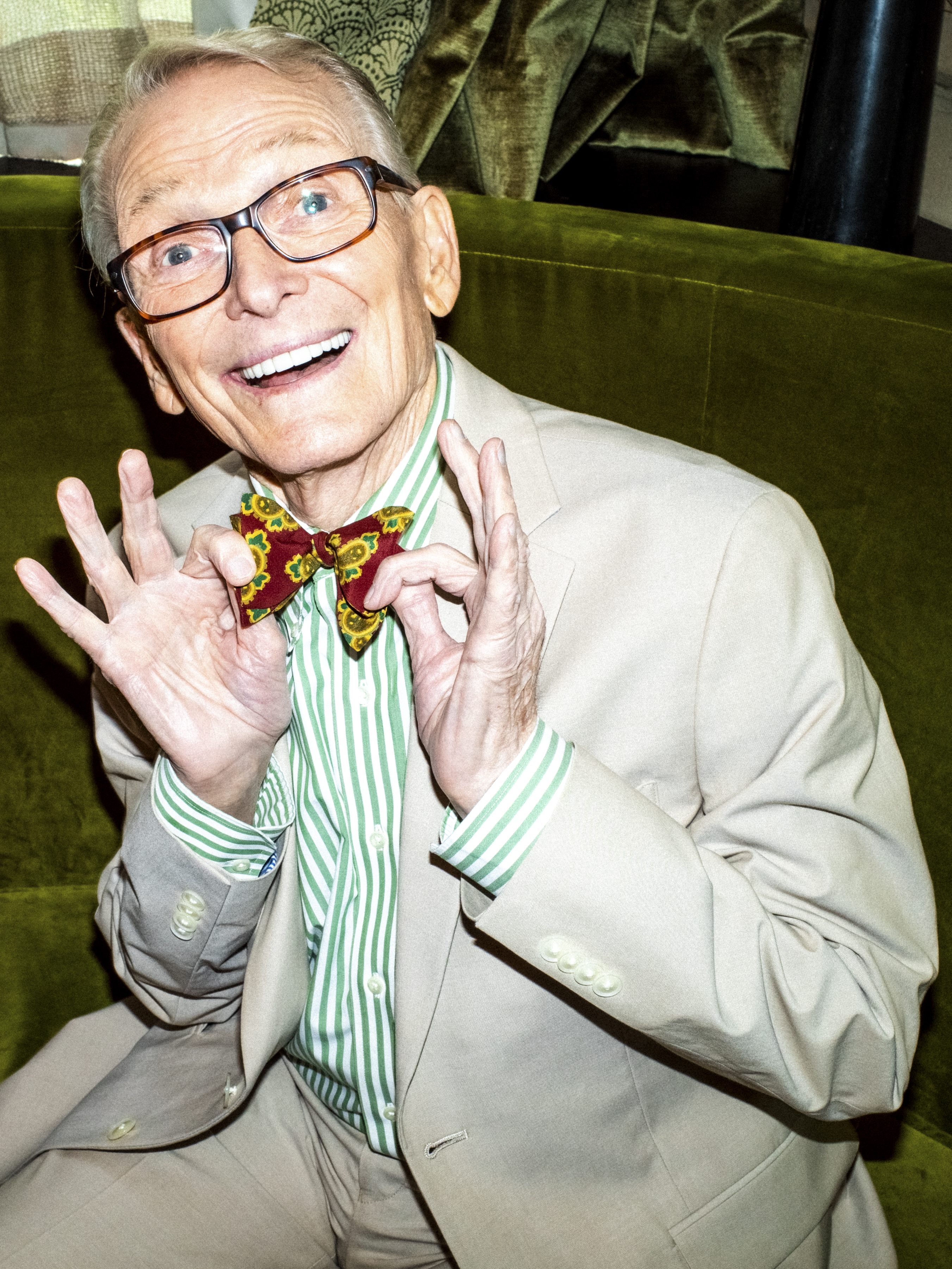 Bob Mackie, designer who bedazzled Carol Burnett and Cher, dies at 87