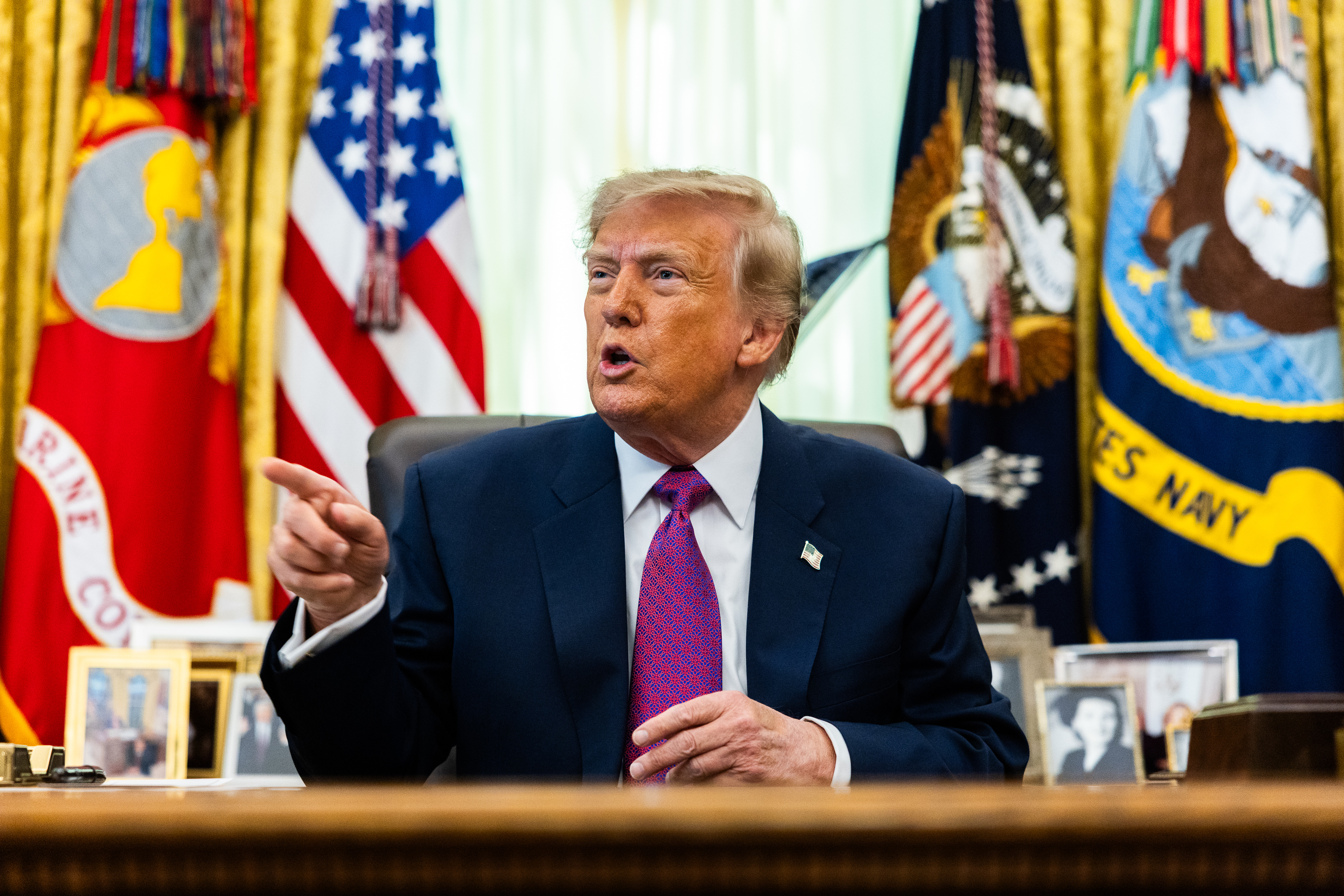 Trump threatens to halt some trade unless the Fed cuts rates