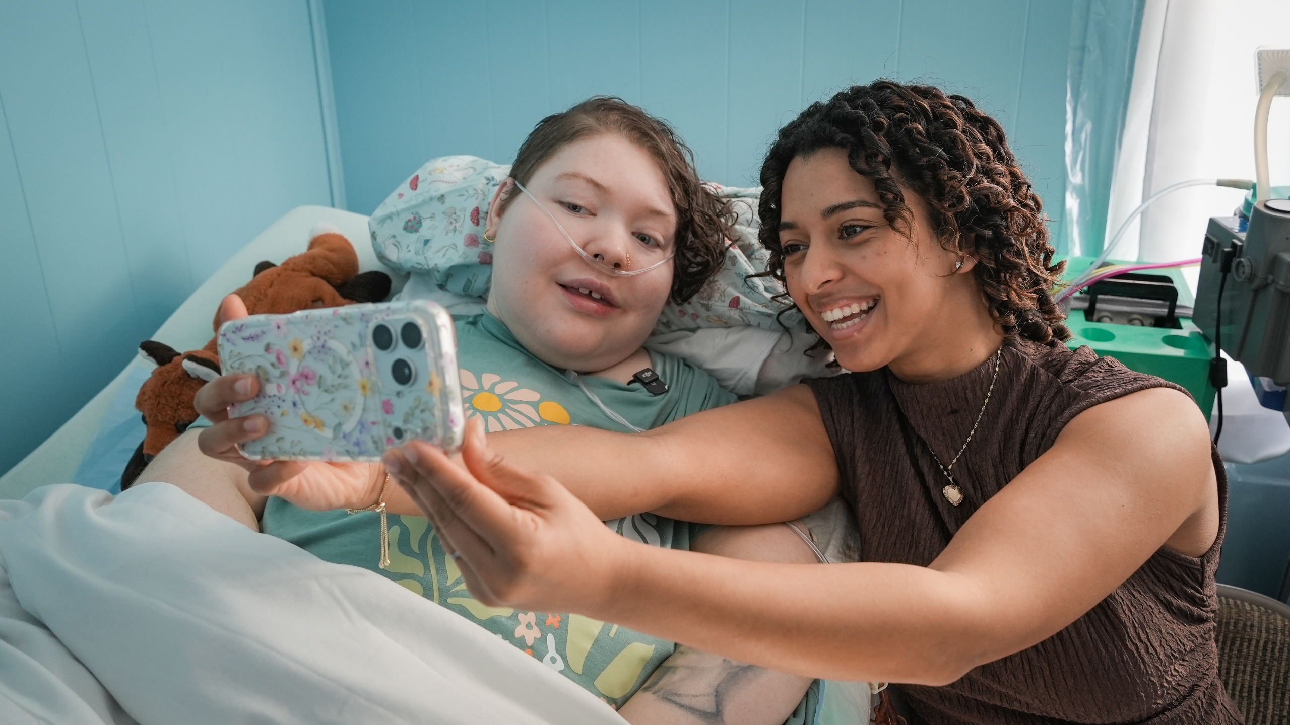 Alexus Dick (left) posed for a selfie with her friend, Trinity Jagdeo, in South Jersey.