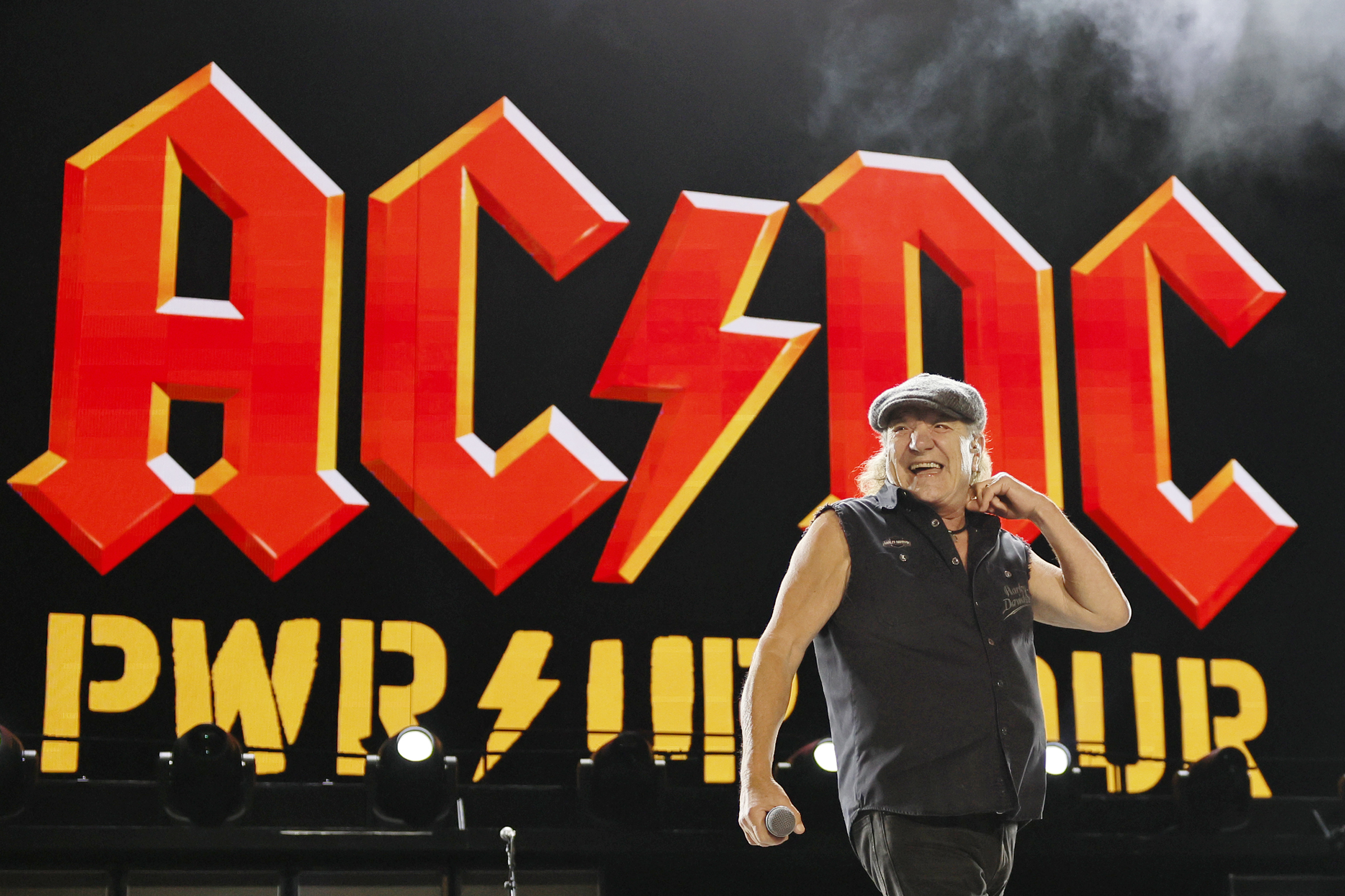 AC/DC did the same thing it always does. Philly fans wearing devil horns lapped it all up.