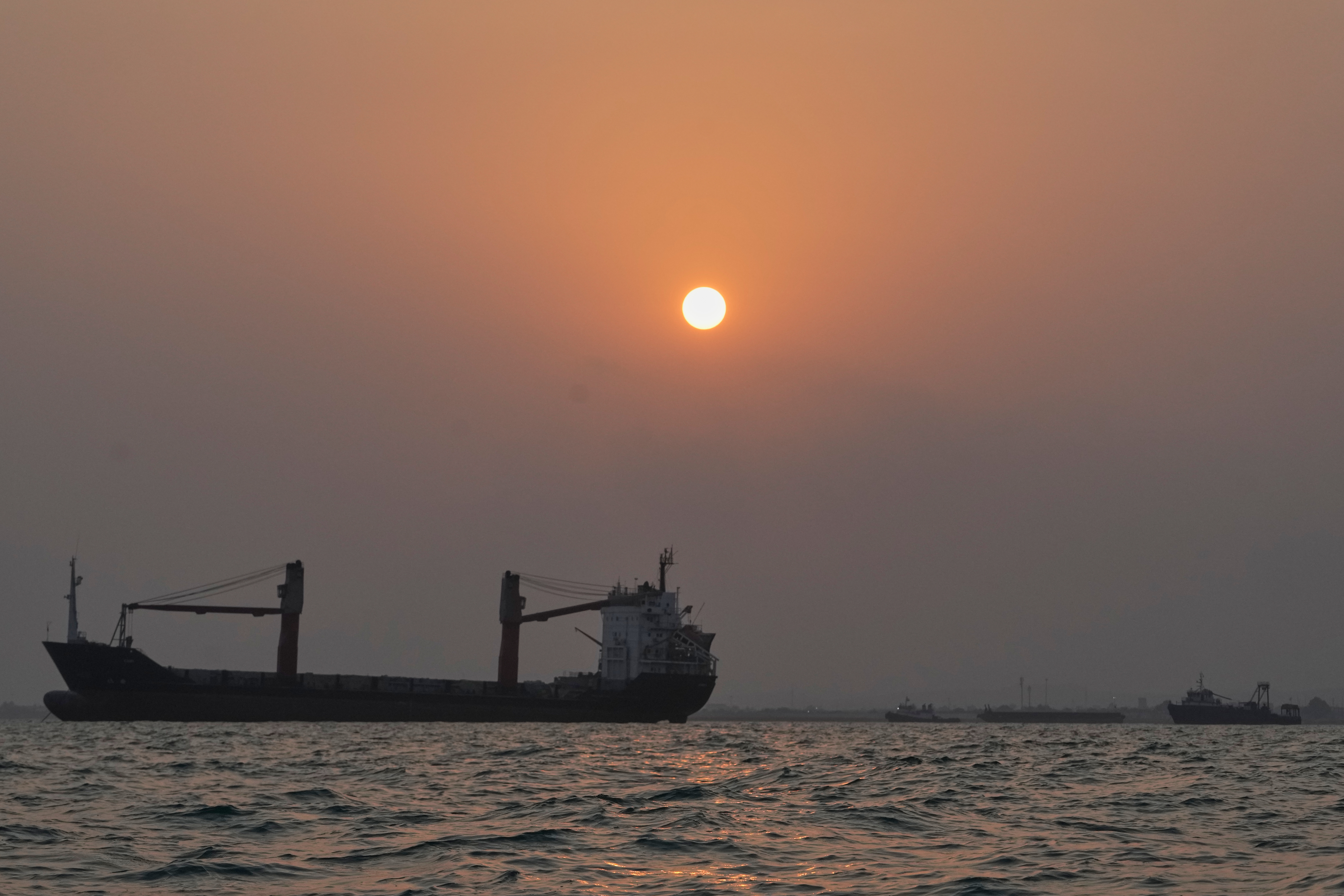 U.S. says it has destroyed 5 Iranian oil tankers after missile attacks on Navy warship