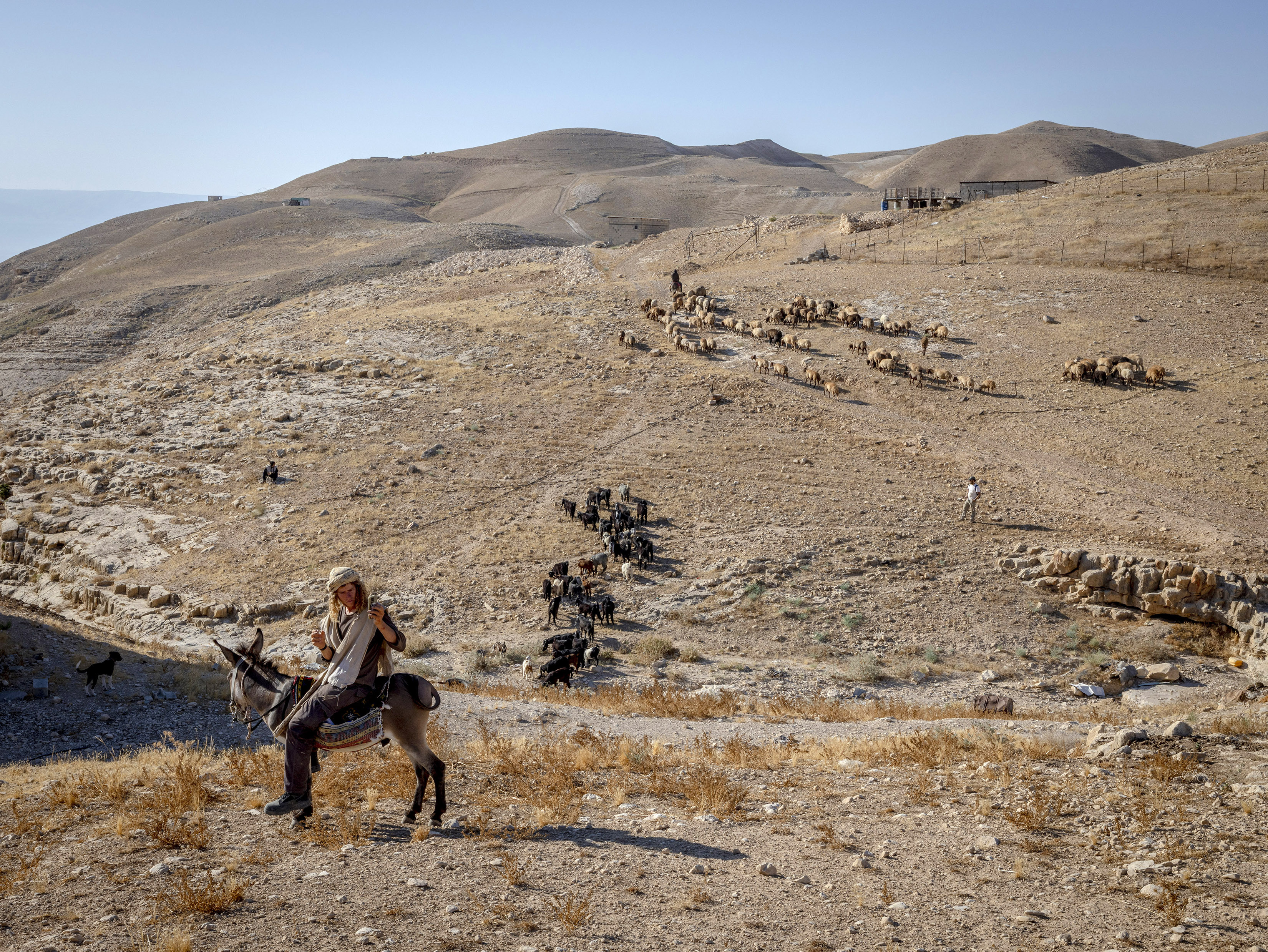 Israeli settlers stop soldiers from returning Palestinians to their home