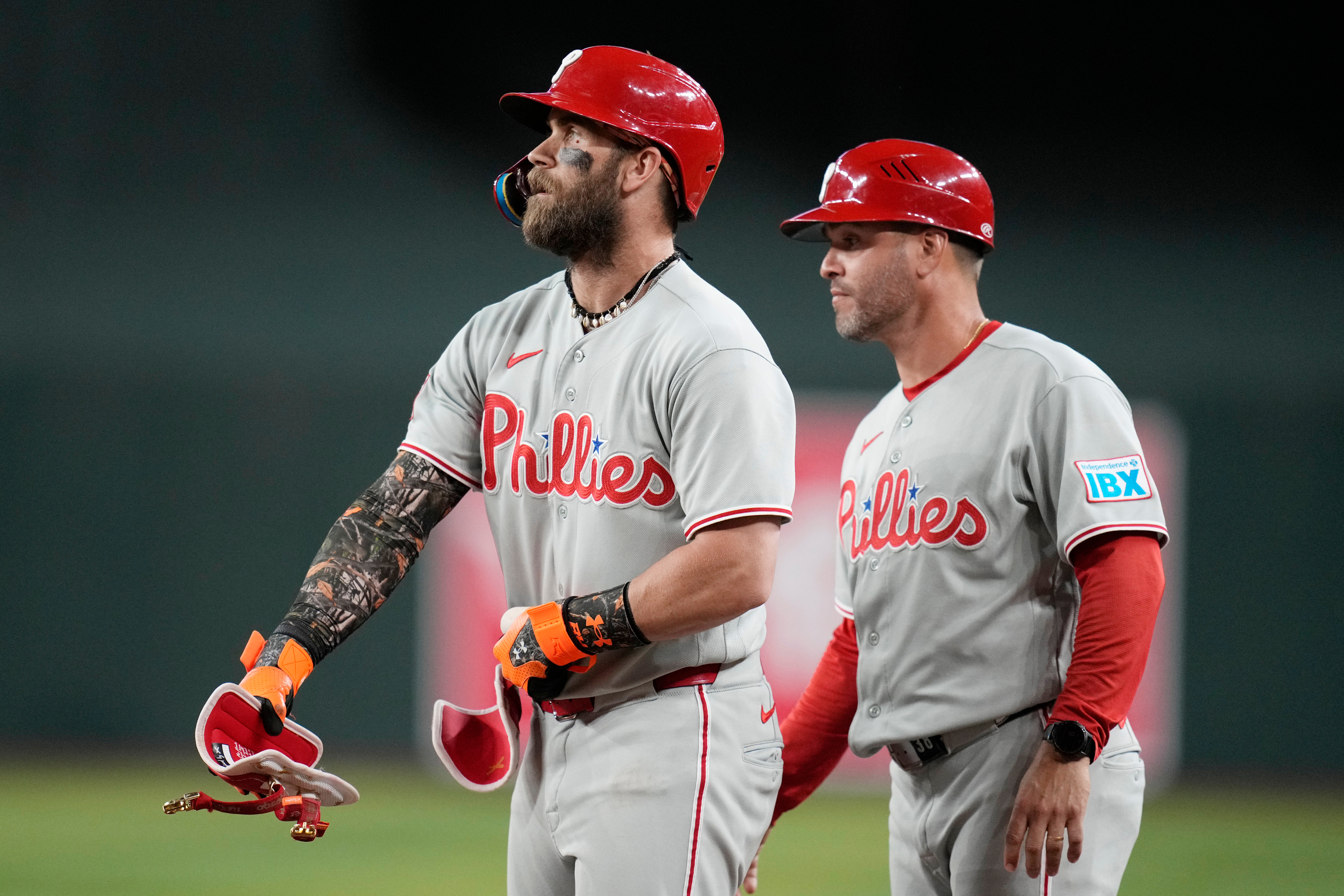 Bryce Harper stays hot as Phillies win sixth straight to take over top NL wild-card spot