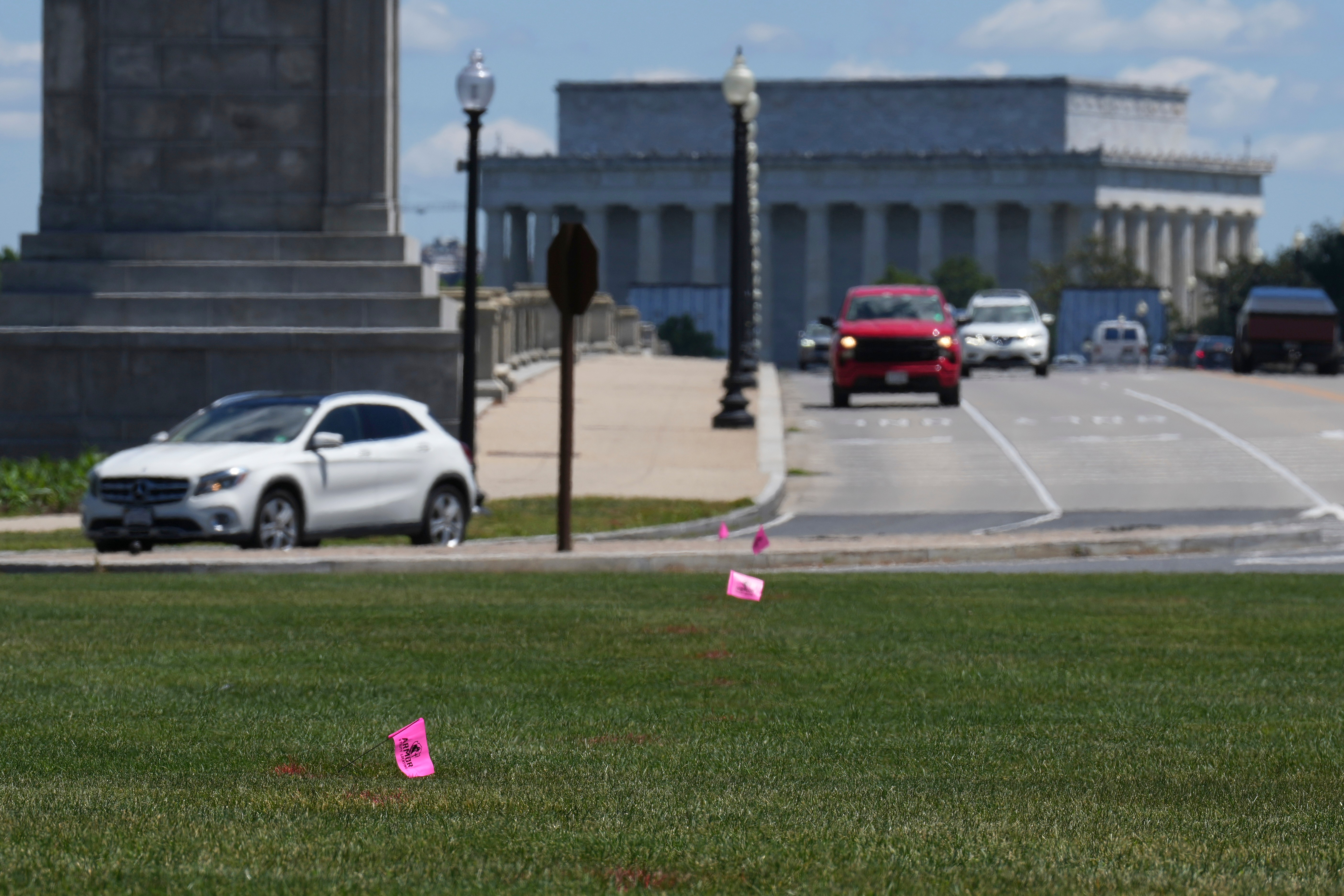 Veterans and Democrats intensify fight against Trump’s planned arch