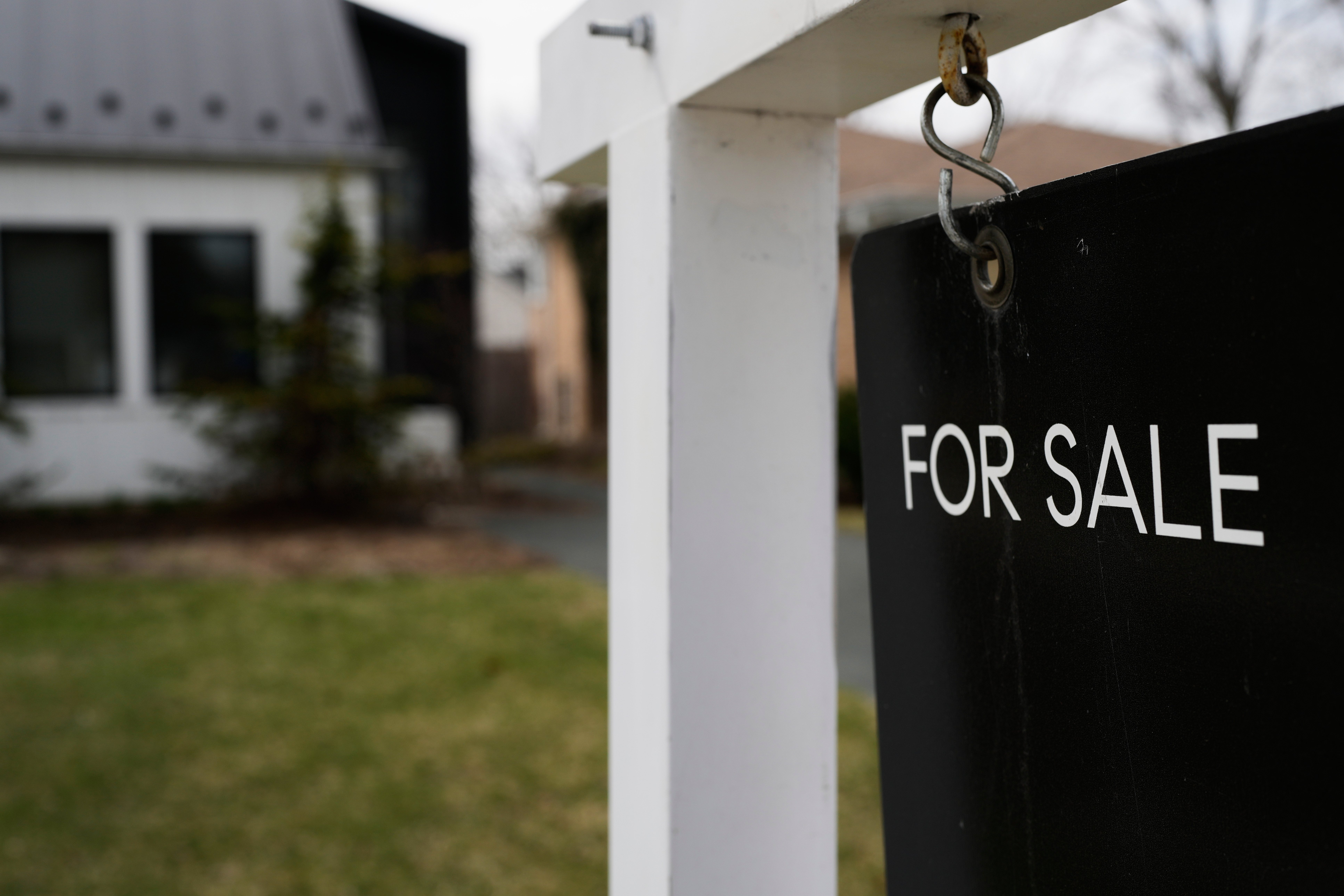 Mortgage rates keep climbing, leading some buyers to riskier loans